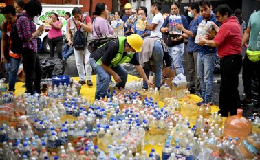 Ingenieros y arquitectos organizados por la alcaldía recorren la ciudad  para determinar si las personas pueden volver a salvo a sus viviendas.  AFP