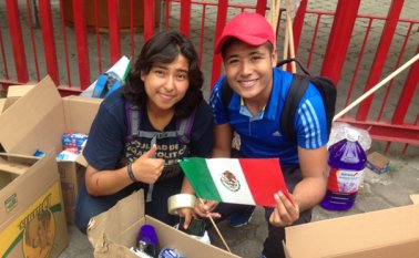 Al lado de otra estudiante de intercambio, aparece Yurgen Carrascal en Puebla (México) donde se vinculó a los grupos para recolectar y empacar las ayudas que llegan para los damnificados del terremoto que azotó al territorio mexicano y dejó 271 muertos, hasta el momento. Suministrada