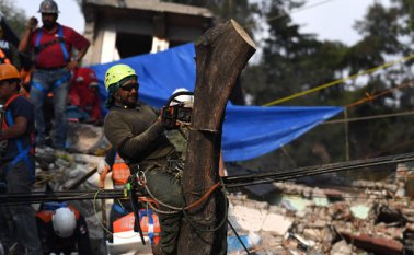Los expertos dan 72 horas promedio para que una persona atrapada en escombros tenga mayores oportunidades de sobrevivir. AFP
