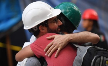 El protocolo posterior a sismos marca que las posibilidades de sobrevivencia de una persona atrapada en escombros llegan a su límite a las 72 horas. AFP