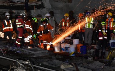 Cientos de personas en la capital del país salieron de sus viviendas en pijama con rostros de angustia y nerviosismo. AFP
