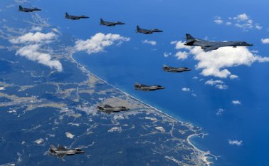 Washington envía mensaje de advertencia a Pyongyang sobrevolando sus costas. AFP