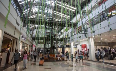 Uno de los puntos indispensables en el desarrollo de la industria es que los colombianos puedan aumentar su nivel de gasto. Archivo