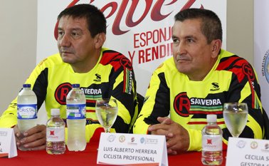 El exciclista profesional (derecha) habló sobre su enfermedad en el programa ‘Testigo Directo’, que se transmite en Youtube. Archivo