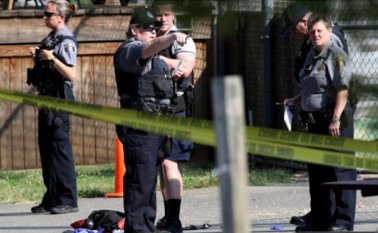 Un portavoz de la policía dijo que un hombre "afroamericano" disparó contra una feligresa que salía del edificio. AFP
