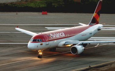 En criterio de Avianca este cese de actividades está generando “serias y graves afectaciones a la conectividad y a los viajeros, así como a la economía y la competitividad nacional”.  Archivo La Opinión