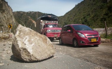 operarios de invías trabajan en la vía Ocaña-Cúcuta para habilitar el paso por derrumbes de tierra y de rocas. Javier Sarabia