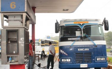 La mayoría de estaciones de combustible permanecen cerradas desde hace cuatro días continuos, los usuarios reflejaron su molestia haciendo largas colas de vehículos a la espera de que abrieran. Especial