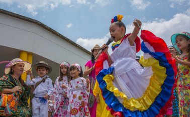 Niños y papás participaron del festival de colonias, donde los menores fueron los protagonistas de la jornada. Mario Caicedo