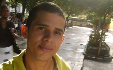 La víctima fue sorprendida por el asesino cuando dialogaba con un hermano y algunos conocidos. Archivo particular