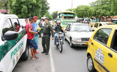 Operativos de control en los semáforos de la Diagonal Santander busca establecer un censo con las personas que tienen oficios ambulantes en estos puntos de la ciudad. Cortesía