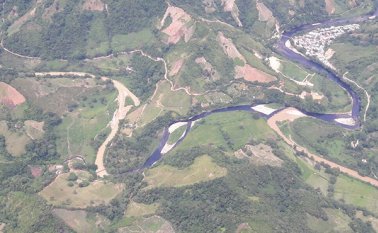 El crudo se ha extendido por el río rápidamente. Tomada de Twitter