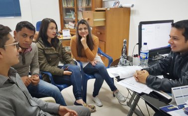 El personero de Pamplona, Richard Parada, se reunió con los estudiantes de derecho que cumplen el trabajo social en la oficina a su cargo. Cortesía