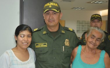 Después de la cirugía Jennifer Torres posa con el comandante de la Policía de Norte de Santander, coronel George Quintero y la abuela Celina Caicedo. Cortesía