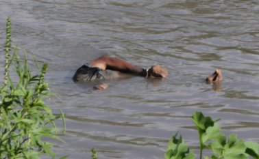 La mitad del cuerpo de la víctima quedó sumergido en el río. La Sijín practicó el levantamiento. Cristian Herrera