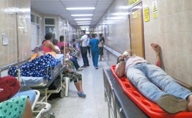 Los pacientes deben permanecer en sillas y camillas en los pasillos, por cuanto se desborda la capacidad del servicio de urgencias. Cortesía