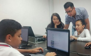 El coordinador del Punto Vive Digital, William Gamboa, orienta a los usuarios en el manejo de los sistemas informáticos. Él, diseñó y ejecuta una campaña para traer nuevos usuarios al centro tecnológico. Roberto Ospino