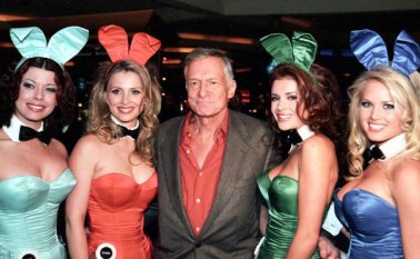 Hefner y Playboy defendieron el derecho al aborto, el acceso a los anticonceptivos, y el fundador de la revista hizo donaciones a centros contra la violación, subrayó Pitzulo. EFE