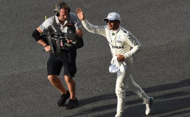 Hamilton, líder del Mundial, firmó la 70ª pole de su carrera con un tiempo de 1:30.076. Será escoltado por Kimi Raikkonen (Ferrari) y del holandés Max Verstappen (Red Bull). AFP