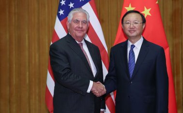 El secretario de Estado de Estados Unidos, Rex Tillerson (izquierda), estrecha la mano del concejal de Estado chino Yang Jiechi, antes de su reunión en el Gran Salón del Pueblo en Beijing, este sábado. AFP