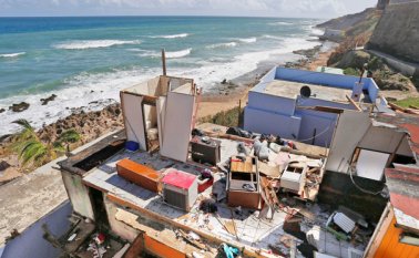 El piso de arriba desapareció. Sólo está, en el medio, un baño. Y, empotrado en una de sus paredes, un horno microondas. AFP
