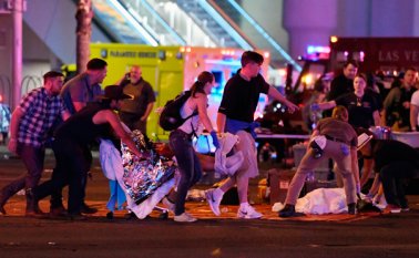 Según la policía, el tirador, Stephen Craig Paddock, se apostó en una habitación del piso 32 del hotel Mandalay Bay y abrió fuego contra los espectadores del concierto. AFP