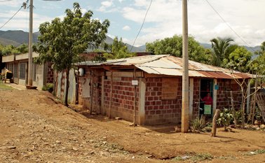 365 familias del barrio serán dotadas con unidades sanitarias, lavaplatos y ducha dentro de un programa que busca el mejor uso del agua potable. Mario Caicedo
