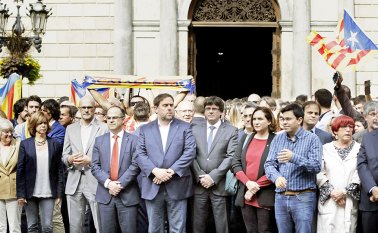 El presidente catalán Carles Puigdemont y la alcadesa de Barcelona, Ada Colau, han encabezaron las concentraciones con cientos de personas en la plaza Sant Jaume de Barcelona en protesta por las cargas policiales para impedir el referéndum sobre la independencia de Cataluña. AFP