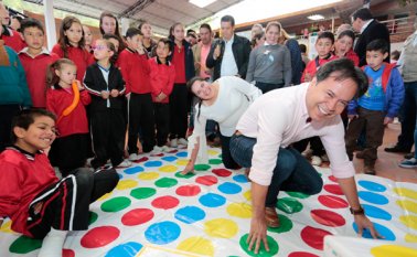 El gobernador William Villamizar compartió un rato de juego con los niños. Cortesía