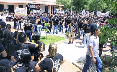 Vestidos de negro, y con un ataúd, manifestantes del sector textil y de confección marcharon por las calles de Cúcuta para exigir al Gobierno medidas arancelarias que protejan a la industria. Obando