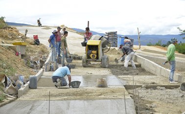 El programa Comunidad-Gobierno ha llevado pavimento a barrios apartados de la ciudad, cuyos vecinos llevaban esperando más de dos décadas la inversión para el mejoramiento de sus calles. Mario Caicedo
