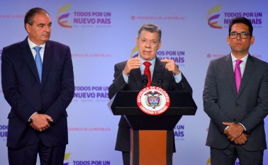 Aurelio Iragorri (izquierda) renunció para asumir las riendas del Partido de La U, según el presidente Santos (centro), quien estuvo acompañado por el nuevo ministro de Agricultura Juan Guillermo Zuluaga. Colprensa