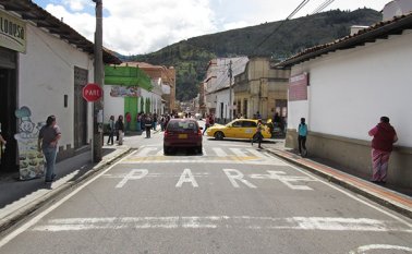 En la calle 4 con carrera 3, a pesar de que la comunidad pide mejorar la señalización,se aprecia tanto en el piso como a un costado de la vía, los pare. Se requiere cultura vial al movilizarse por el centro de Pamplona. Roberto Ospino
