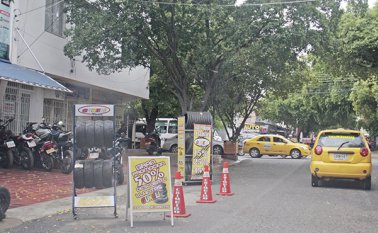 Parqueaderos y locales comerciales privatizan el espacio público en el centro de Cúcuta con el uso de conos de señalización. Mario Caicedo