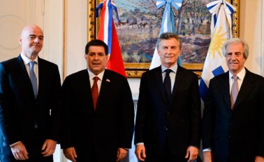 El presidente de la Fifa, Gianni Infantino, junto a los presidentes Horacio Cartes, Mauricio Macri y Tabaré Vázquez, presidentes de Paraguay, Argentina y Uruguay, respectivamente. AFP