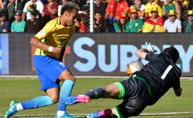 "Yo estaba felicitando a mis compañeros y él (Neymar) se acercó a saludarme y me obsequió su polera (camiseta)", relató el portero Lampe. AFP