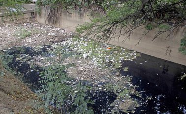 Un mes llevan soportando fuertes olores los vecinos del barrio La Magdalena, debido al represamiento de aguas negras en el canal que pasa por el barrio. Alfredo Estévez