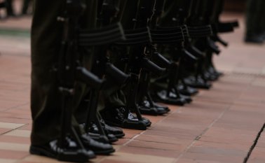 Los policías la detuvieron de forma ilegal por más de una hora, se burlaron de un cinturón hecho con cartuchos de balas vacíos y de los tatuajes de ella, según la denunciante. Colprensa