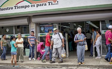 Para poder vender, comerciantes están fiando la mercancía y recibiendo artículos en empeño. Colprensa