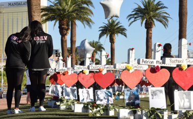 59 personas murieron la noche del domingo, cuando Stephen Paddock disparó indiscriminadamente desde el hotel Mandalay a la multitud que disfrutaba de un concierto. AFP