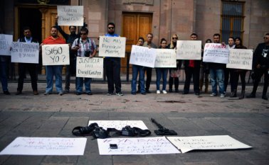 Colegas del fotoperiodista mexicano asesinado Edgar Daniel Castro pidieron justicia exigente frente al Palacio de Gobierno en San Luis Potosí, México. AFP