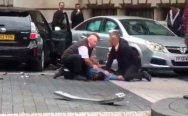 Momento en el que fue capturado el presunto autor del atropellamiento. Captura de video