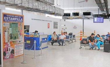 La baja dinámica de pasajeros ha generado una reducción en las ventas de los comerciantes del aeropuerto internacional Camilo Daza y en las cuentas de los taxistas que esperan carreras allí. Mario Franco
