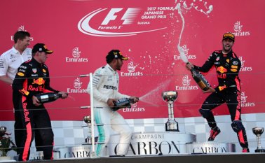 Los Red Bull Max Verstappen y del australiano Daniel Ricciardo acompañaron en el podio a Hamilton. AFP