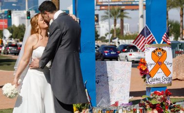 Las Vegas comienza a vivir con su triste recuerdo: Decenas de personas que llegan desde diferentes partes del mundo para casarse se fotografían cerca del memorial de las víctimas. AFP