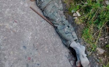 El cadáver no tenía zapatos. Al parecer el hombre murió de varios disparos. Cortesía