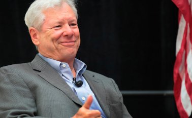 Richard Thaler, economista estadounidense y profesor de la universidad de Chicago, cerró la temporada 2017 recibiendo el último premio Nobel.  AFP