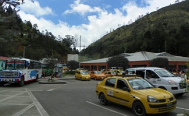 Más de 80 conductores de las tres empresas de servicio de transporte intermunicipal de Pamplona, mantuvieron bloqueado por seis horas el ingreso a la terminal.