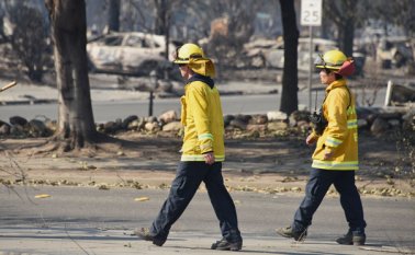 Más de 9.000 apagafuegos han estado combatiendo los 17 grandes incendios desde el domingo. AFP