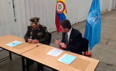 El General Javier Pérez Aquino por parte de las Naciones Unidas, y el General Álvaro Pico Malaver de la Policía Nacionalen la ceremonia de entrega de material inhabilitado por parte de la ONU. Naciones Unidas